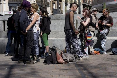 Punkis en la plaza madrileña de Tirso de Molina. <a href="https://www.flickr.com/photos/mshades/4494801828/" rel="nofollow noopener" target="_blank" data-ylk="slk:Chris Gladis / Flickr;elm:context_link;itc:0;sec:content-canvas" class="link ">Chris Gladis / Flickr</a>, <a href="http://creativecommons.org/licenses/by-nd/4.0/" rel="nofollow noopener" target="_blank" data-ylk="slk:CC BY-ND;elm:context_link;itc:0;sec:content-canvas" class="link ">CC BY-ND</a>