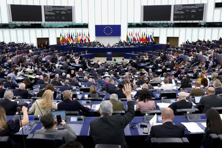 Los eurodiputados votan durante una sesión plenaria del Parlamento Europeo, el 24 de abril de 2024 en la ciudad francesa de Estrasburgo (Frederick Florin)