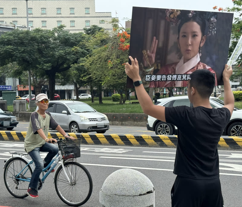 台南聲援反國會濫權行動 「我藐視國會」全台串聯活動24日舉行，台南多場聲 援反國會濫權行動下午陸續在國立台灣文學館等地登 場。 中央社記者張榮祥台南攝  113年5月24日