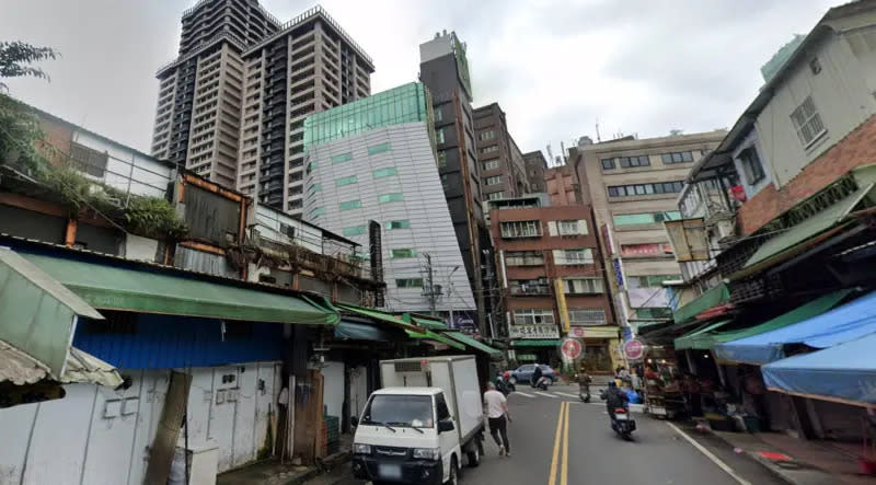 ▲今早花蓮發生芮氏規模7.2強震，網傳強震使新北市文山區景美夜市一處「大樓傾斜位移」，景行里里長陳千惠親口證實「誤傳！本來就這樣設計」。（圖／翻攝自Google Map）