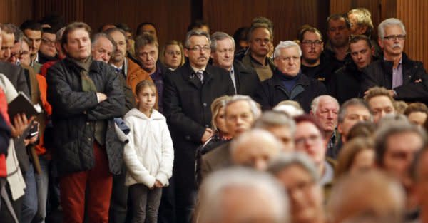 Die Einwohner aus Kärnten an einer Infoveranstaltung im Dezember 2014, nachdem die Müllverbrennung im örtlichen Zementwerk zur Kontaminierung von Menschen und Tieren führte.