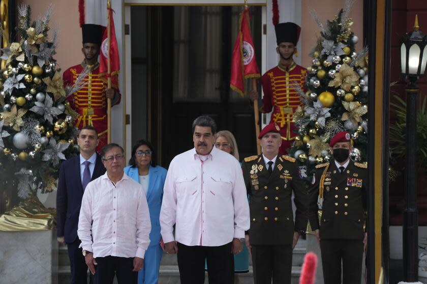 El presidente de Colombia, Gustavo Petro, centro izquierda, y el presidente de Venezuela, Nicolás Maduro, durante una ceremonia de bienvenida en los escalones del Palacio Presidencial de Miraflores, en Caracas, Venezuela, el martes 1 de noviembre de 2022. (AP Foto/Ariana Cubillos)