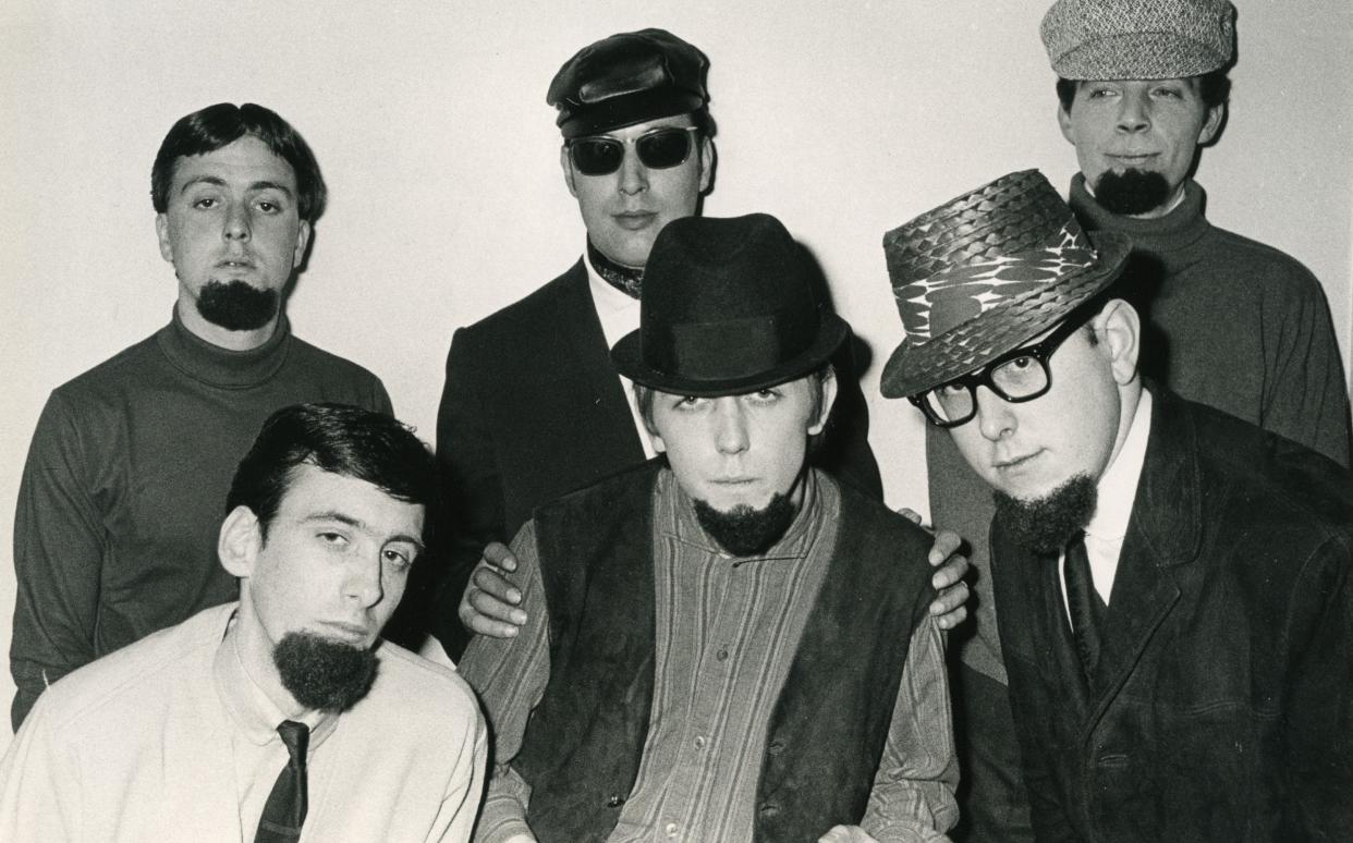 Les Vandyke (centre in black hat) with fellow musicians, circa 1964 - Alamy