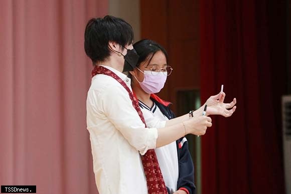李佳峰魔術師邀請同學上台一起進行奇幻魔術表演。(校方提供)