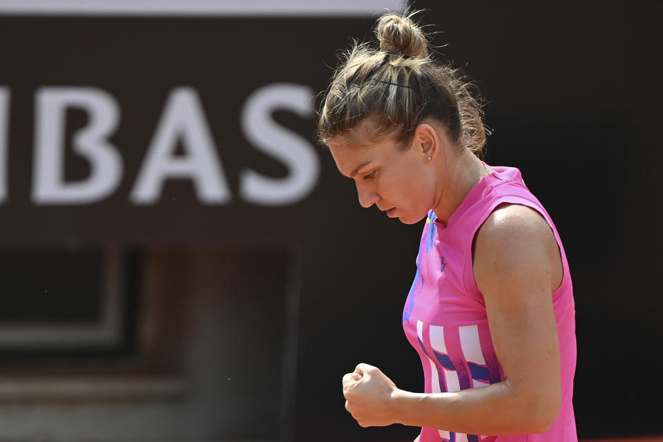 Simona Halep reacciona durante su partido de cuartos de final contra Yulia Putintseva en el Abierto de Italia el sábado, 19 de septiembre del 2020, en Roma. (Alfredo Falcone/LaPresse via AP)