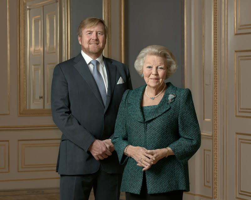 El rey Guillermo de Países Bajos con su madre la princesa Beatriz