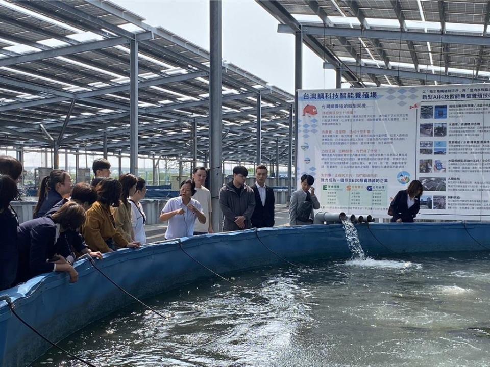 雲林口湖漁類生產合作社帶領築間團隊前往AI智能養殖池解說，透過新科技強化產能、強化水循環應用響應永續經營概念。圖／築間提供