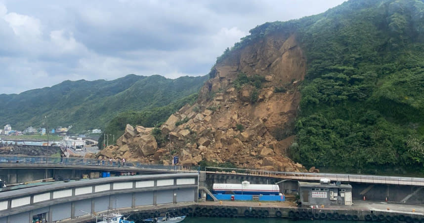 基隆市中正區北寧路潮境公園路口今（3）日下午2時許驚傳大規模土石崩落。（圖／民眾提供）