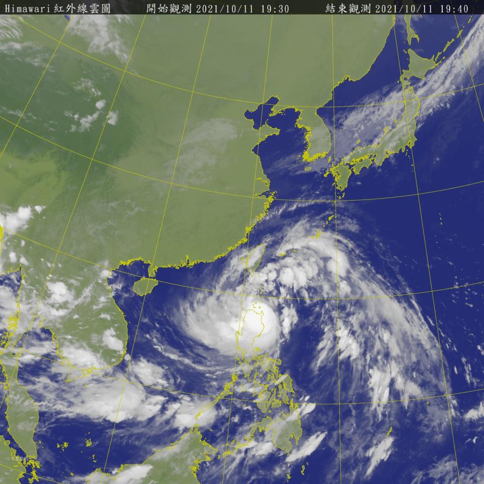 氣象局預測，明 (12) 日17時的中心位置在北緯 18.9 度，東經 116.5 度，即在鵝鑾鼻的西南方約 570 公里之海面上。   圖：氣象局提供