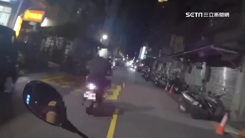 新北一名騎士沿路逆向，被警察按喇叭要求停車接受盤查，不肯配合。