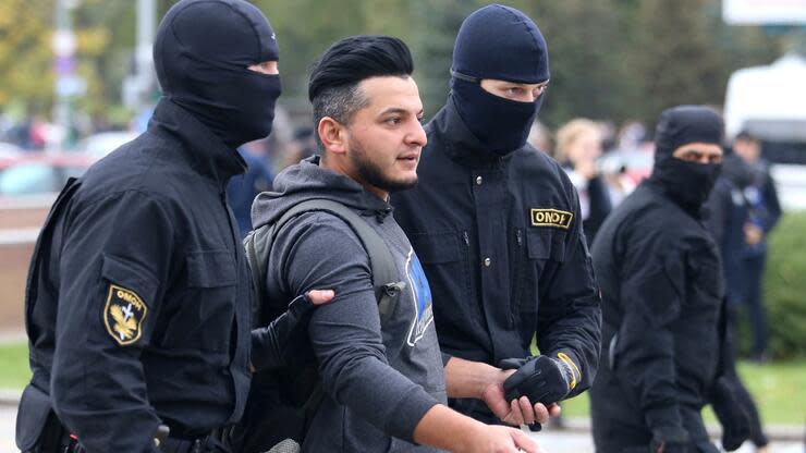 Bereitschaftspolizei zog Demonstranten aus der Menge und zerrte sie zu Lieferwagen. Mehrere Metro-Stationen wurden gesperrt, mobile Internetverbindungen waren gestört. Foto: dpa