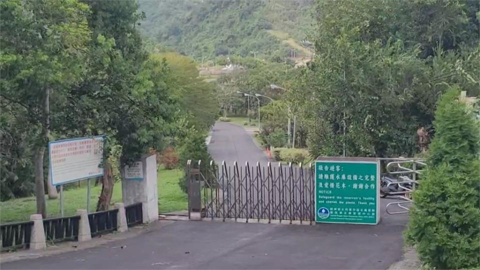 合歡山頂8級強風遊客照玩　廬山居民急撤防颱