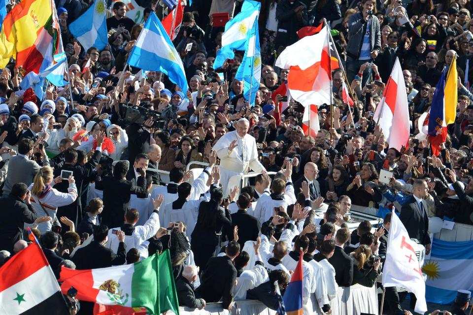 El Papa recorre la plaza de San Pedro entre la muchedumbre y las banderas de numerosos países.