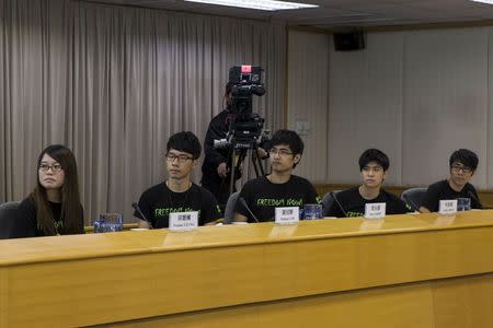 (L-R) Hong Kong Federation of Students' Council member Yvonne Leung, Council member Nathan Law, Secretary-general Alex Chow, Deputy Lester Shum, General Secretary Eason Chung attend a meeting with Senior Hong Kong government officials in Hong Kong October 21,2014. REUTERS/Tyrone Siu