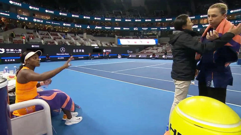 The umpire had to separate the players. Image: WTA