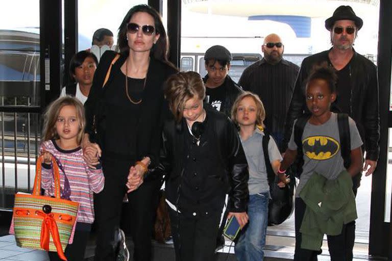 La familia Jolie Pitt a pleno y en clase turista