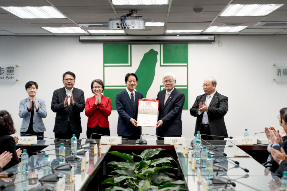 中選會赴民進黨中央黨部，致送賴清德、蕭美琴當選證書。   圖：民進黨提供