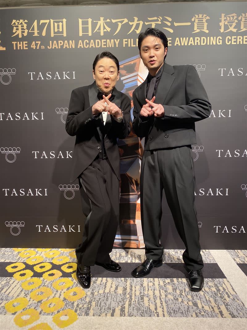 阿部貞夫與磯村勇斗在日前參與第47屆日本奧斯卡頒獎典禮後，同框比出「滾床單」的手勢。（圖／friDay影音提供）