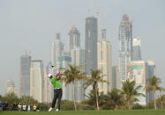 Rascacielos en construcción pueden obervarse tras el estadounidense Tiger Woods, mientras participaba en el Clásico del Desierto Omega, en Dubai, el pasado 11 de febrero. Ian Walton/Getty Images