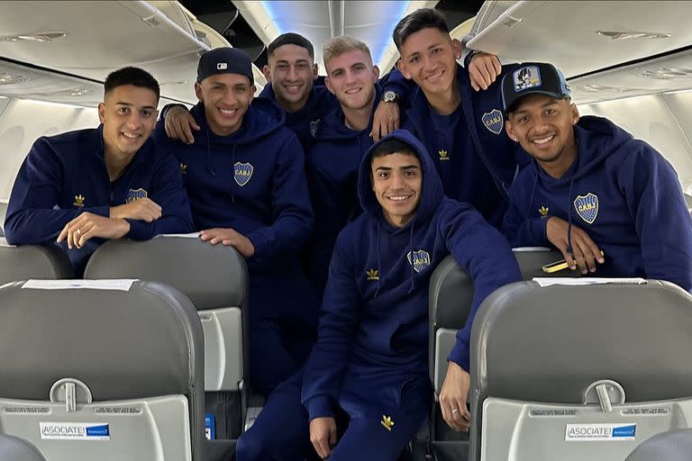 Agustin Sandez, Ezequiel Fernández, Alan Varela, Nicolás Valentini, Luca Langoni, Luis Vázquez y Cristian Medina; los chicos de Boca partieron de Ezeiza con alegría para medirse con Monagas, en el estreno por la Copa Libertadores de 2023.