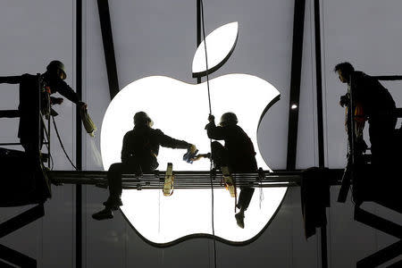 Workers prepare for the opening of an Apple store in Hangzhou, Zhejiang province, January 23, 2015. REUTERS/Chance Chan