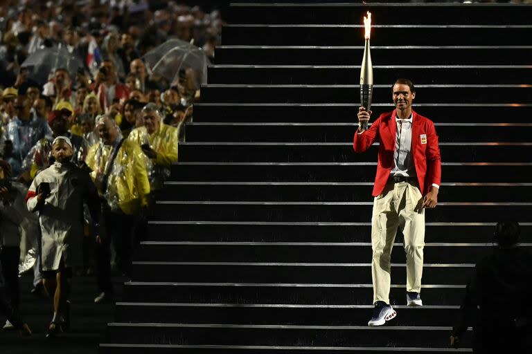 El tenista español Rafael Nadal porta la llama olímpica