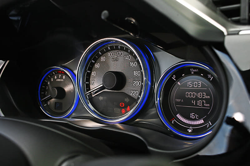 炫麗的自發光儀錶板，反而讓觀念不好的駕駛者更容易忘記開車燈。