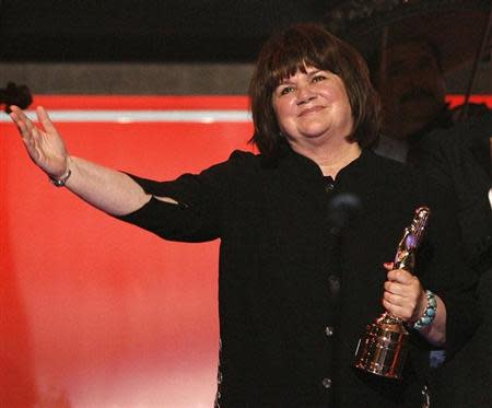 Musician Linda Ronstadt accepts the Trailblazer award during the taping of the 2008 "NCLR Alma" awards at the Civic Auditorium in Pasadena, California, August 17, 2008. REUTERS/Mario Anzuoni