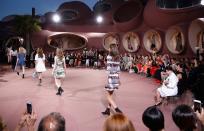 <p>La célèbre Bubble House (maison de bulles) du créateur Pierre Cardin a accueilli le défilé Cruise 2016 de Dior. La création cosmique se situe dans le sud de la France et est disponible à la location pendant les vacances, en échange d’une belle petite somme.<br><em>[Photo : Getty]</em> </p>