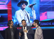 <p>Ein Moment, der zu Tränen rührte, war die Verleihung des Awards für die beste Alternative-Rock-Band, der an Linkin Park ging. Nach dem Tod von Frontmann Chester Bennington im Juli holten die verbliebenen Mitglieder rund um Mike Shinoda den Preis ab und widmeten diesen ihrem verstorbenen Freund.<br>(Foto: Rex Features) </p>