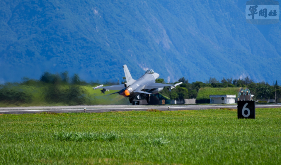 因應敵情威脅，F-16V戰機緊急升空。   圖：軍聞社提供