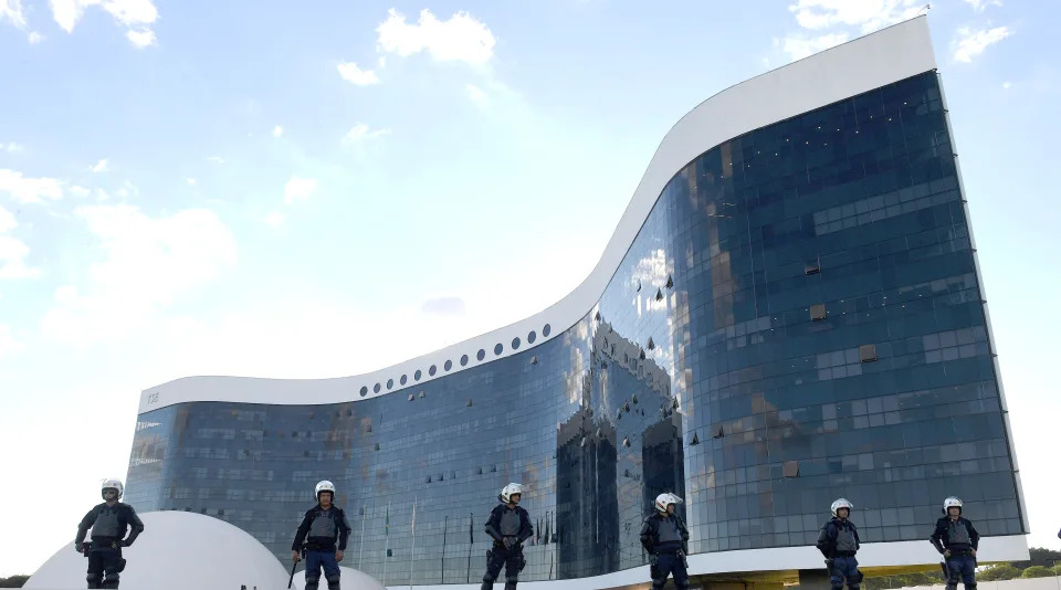 Polícia em frente ao TSE (Tribunal Superior Eleitoral) em Brasília (DF) 6 de junho de 2017 (Foto: AFP via Getty Images / Evaristo Sa)