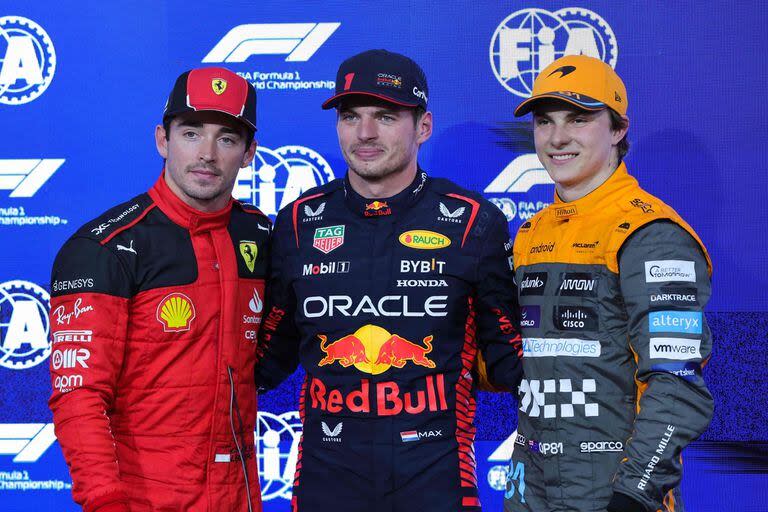 Max Verstappen junto a los escoltas en la clasificación del Gran Premio de Abu Dhabi, Charles Leclerc (izq) y Oscar Piastri.