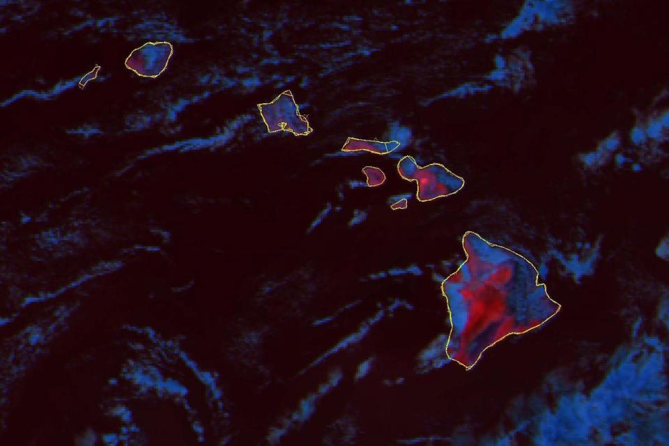 Esta imagen de satélite GOES-18 compuesta de la temperatura del fuego tomada a las 6:30 pm, hora del Este, del miércoles 9 de agosto de 2023 y publicada por la NOAA (Oficina Nacional de Administración Oceánica y Atmosférica), muestra las temperaturas cálidas de la superficie terrestre en rojo en las islas de Hawái. Una peligrosa mezcla de condiciones parecen haberse combinado para hacer que los incendios forestales abran un camino de destrucción en Hawái especialmente dañino, incluyendo fuertes vientos, baja humedad y vegetación seca (AP)
