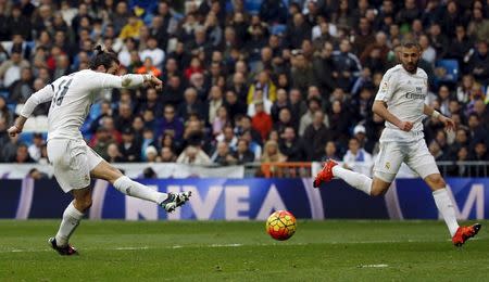 Football Soccer - Real Madrid v Rayo Vallecano - Spanish Liga BBVA - Santiago Bernabeu stadium, Madrid, Spain - 20/12/15 Real Madrid's Gareth Bale scores his second goal REUTERS/Sergio Perez