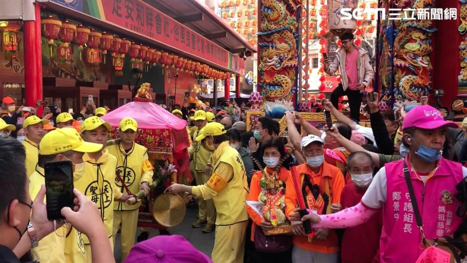 粉紅超跑大轉彎，嗨翻大甲城（圖/寶島神很大）