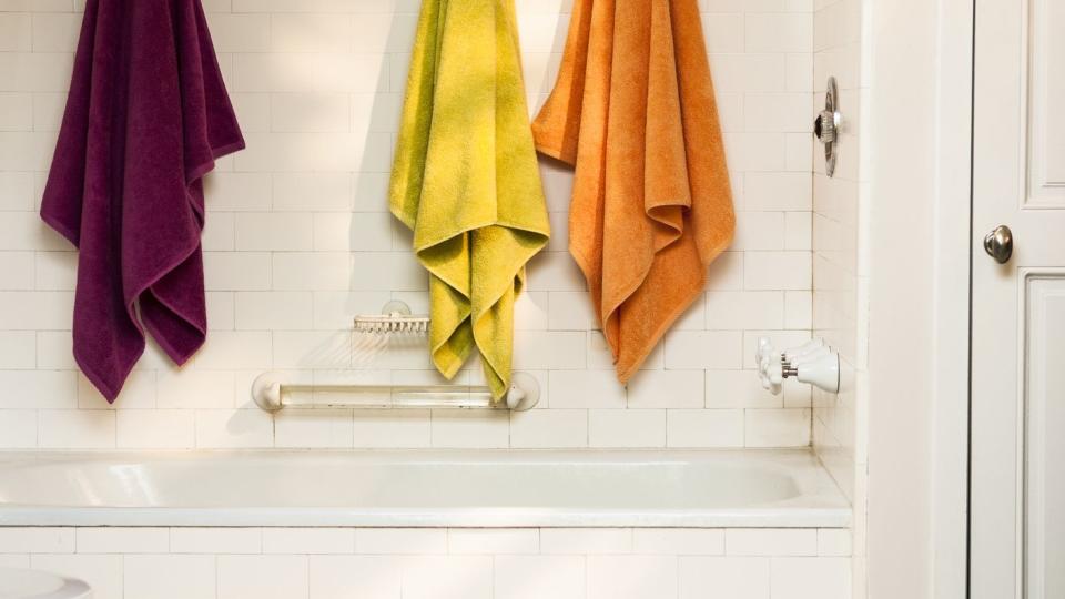 white vintage bathtub,with colorful towels