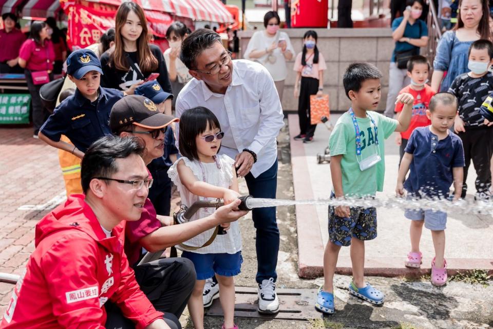 圖：市議員林智鴻舉辦「善循環、愛永續」公益列車活動，吸引千人到場響應。（林智鴻團隊提供）