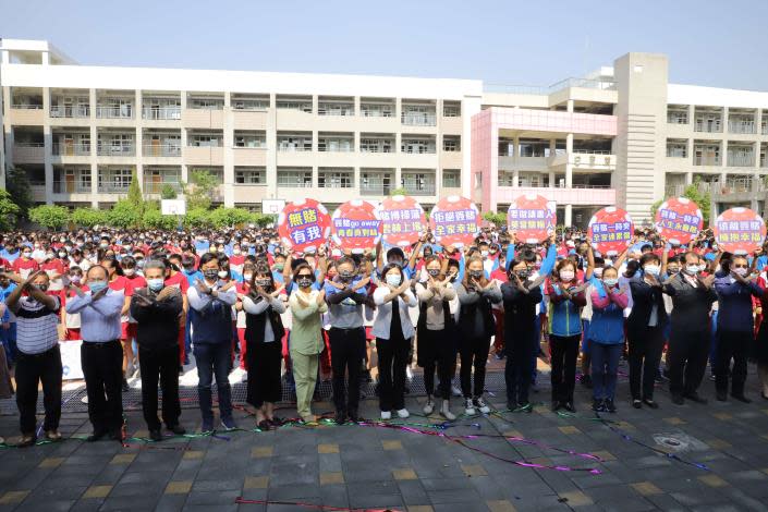 張麗善攜手議員、各校師生長共宣校園反賭。（記者陳正芬攝）