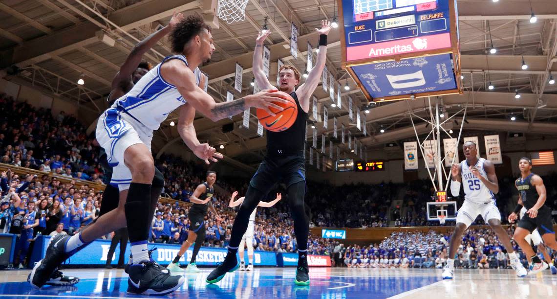 Duke’s Dereck Lively II (1) passes to Mark Mitchell (25) during Duke’s 92-58 victory over Delaware at Cameron Indoor Stadium in Durham, N.C., Friday, Nov. 18, 2022.