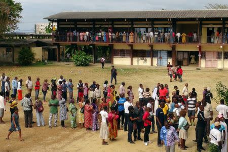 People queue to vote during the presidential election in Libreville, Gabon, August 27, 2016. REUTERS/Erauds Wilfried Obangome