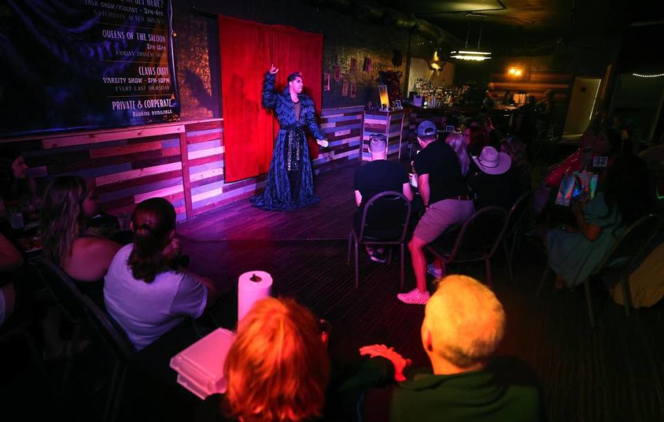 Patrick Mikyles interpreta un número durante su espectáculo en Red Goose Saloon, en el centro de Fort Worth, el sábado 3 de junio de 2023. Mikyles empezó a actuar como drag en el Red Goose Saloon hace cinco años. Recientemente cambió su espectáculo a mayores de 18 años para evitar protestas.