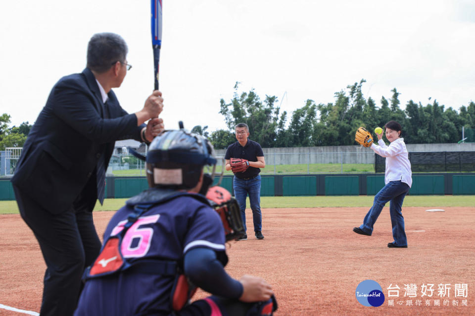 台中市長盧秀燕開球，慶賀台中國際壘球運動園區落成啟用。