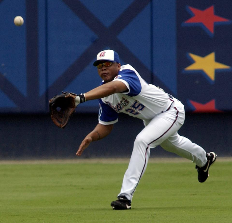 Andruw Jones won 10 consecutive Gold Glove awards from 1998-2007.