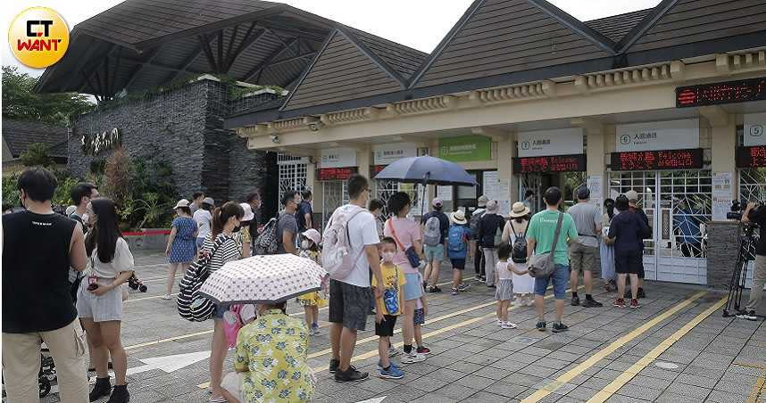 有不少民眾一早就帶著孩子在動物園門口等待進場。（圖／黃耀徵攝）