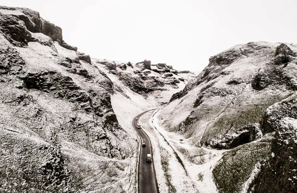 Los autos negocian Winnats Pass en Peak District ya que el Reino Unido tiene una semana de nieve (PA)