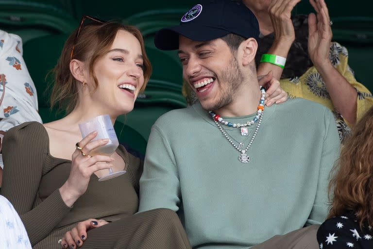 Phoebe Dynevor y Pete Davidson se mostraron muy enamorados en Wimbledon