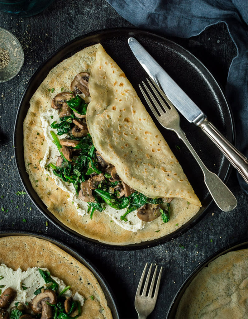 Crêpes vegan aux épinards, champignons et fromage aux amandes