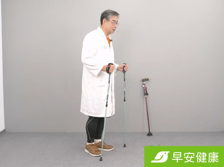 就算是有單側腳難以支撐體重的情況，郭健中醫師建議直接持雙杖行走，也會比持拐杖要好，因為如果使用拐杖行走，原本另一隻功能正常的腳，可能會有過度使用耗損的情形； 雙杖健走則有更多點支撐、走路更穩，會是更好的選擇。