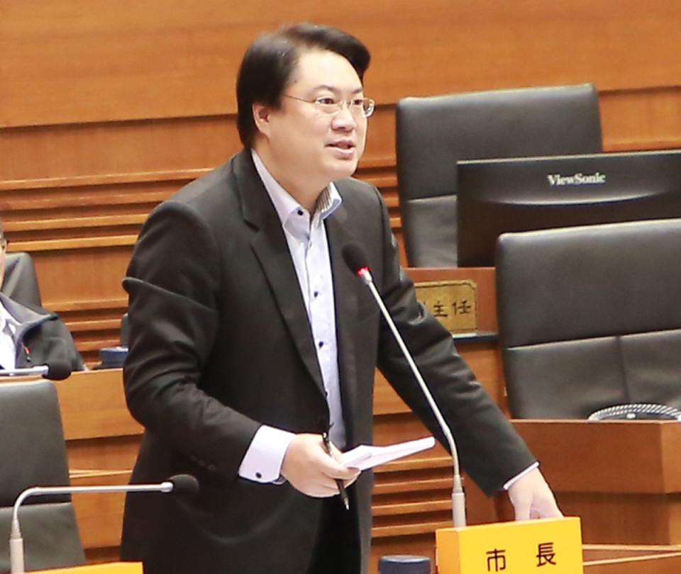  基隆市長林右昌（右）11日在議會答詢表示，「我愛用 國貨，我只吃國產豬」，不是政府要去進口萊豬來賣給 國人，這是市場機制。 中央社